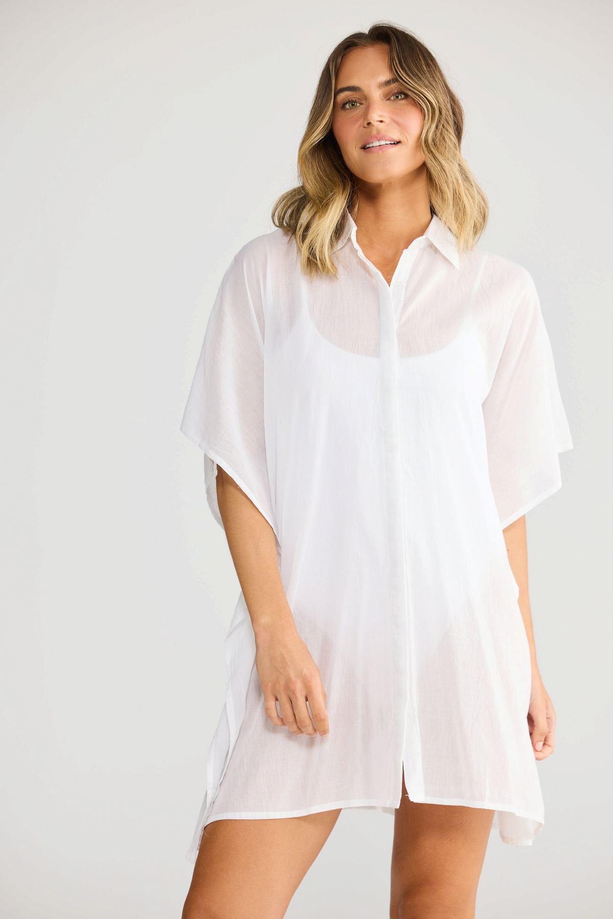 ELSHAM BOUTIQUE white cotton shirt kaftan with short sleeves and concealed button front for beach or resort wear.