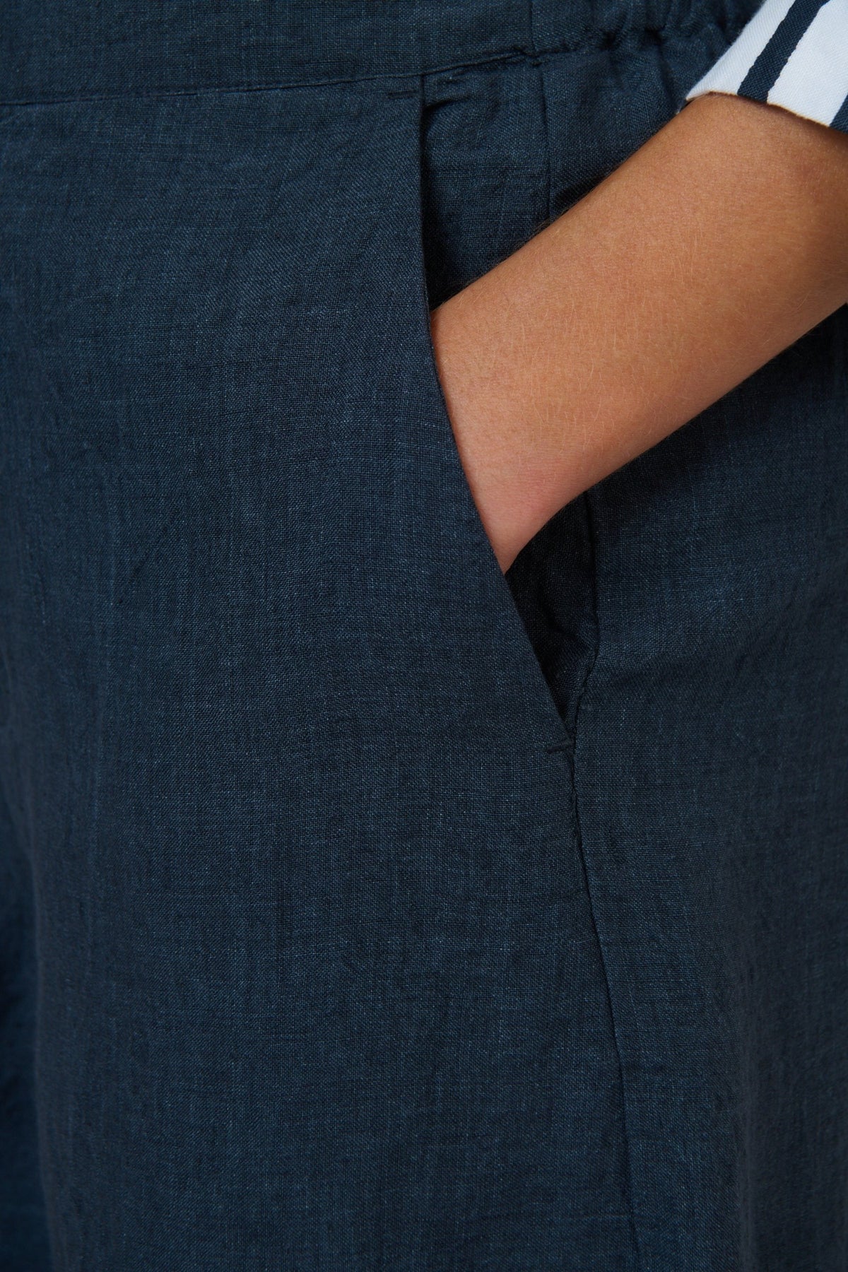 ELSHAM BOUTIQUE GA711 gunsmoke grey linen cropped tapered pants featuring a deep side pocket detail.