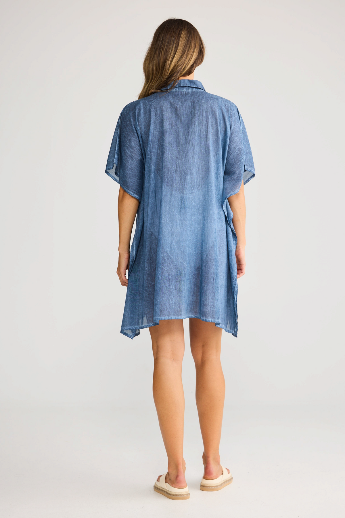 Back view of ELSHAM BOUTIQUE navy cotton shirt kaftan with short sleeves and relaxed fit on a model
