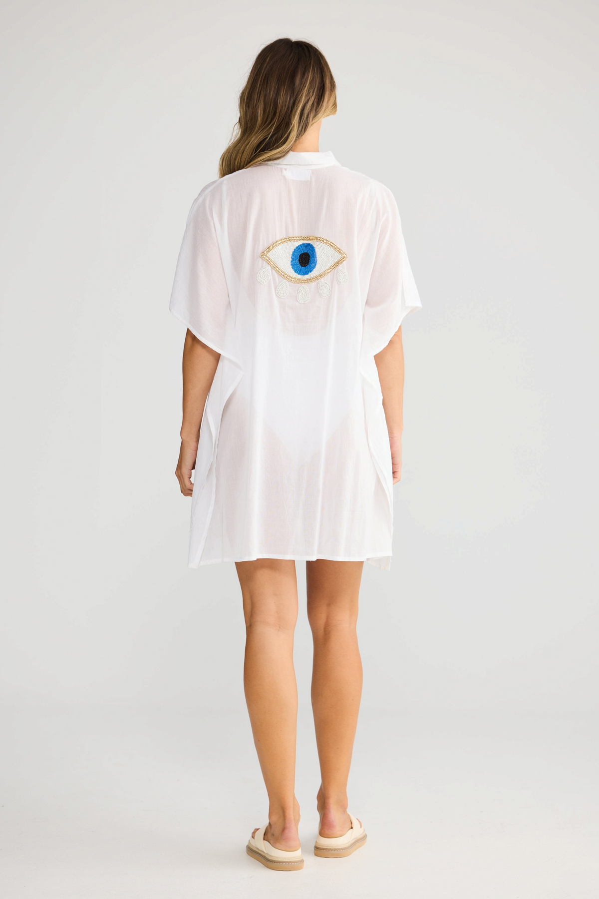 ELSHAM BOUTIQUE white cotton kaftan with short sleeves and a decorative evil eye embroidery on the back