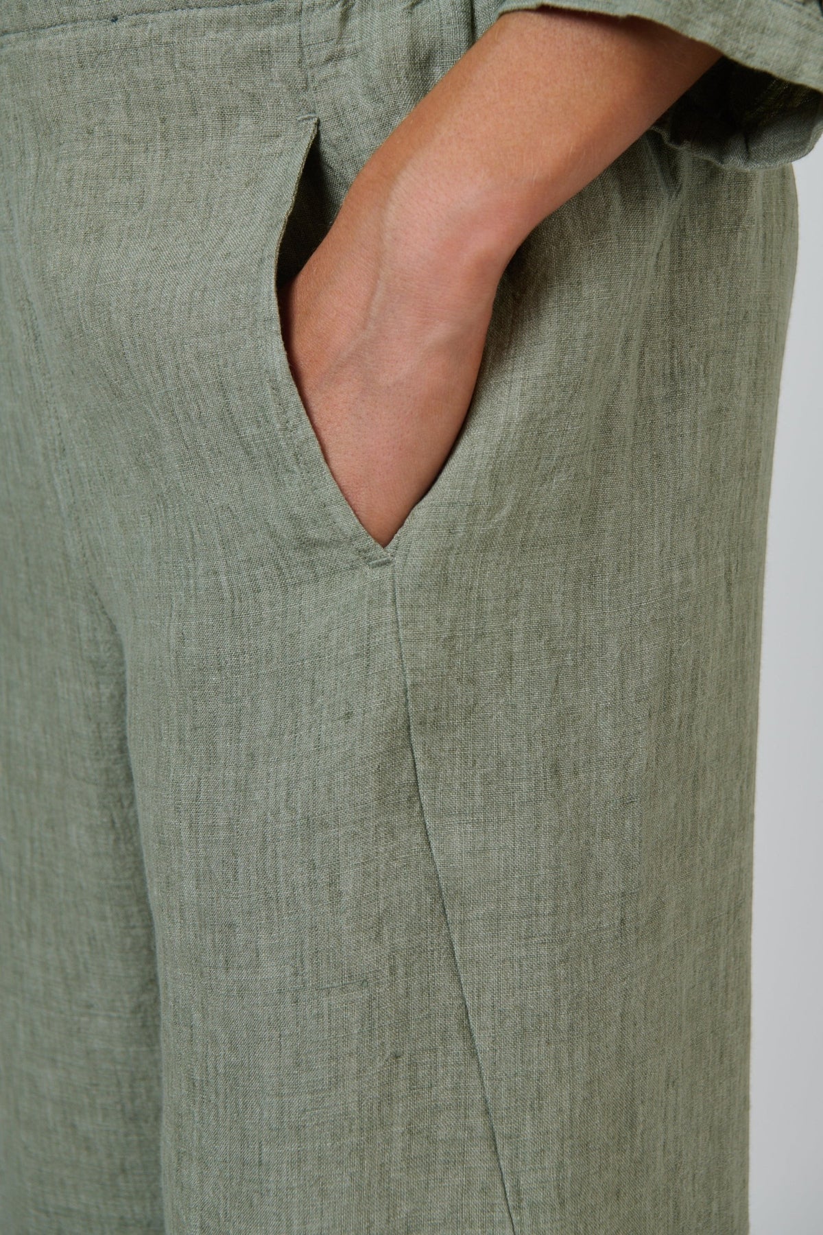 ELSHAM BOUTIQUE GA398 wide-leg linen trousers in artichoke green with a functional side pocket