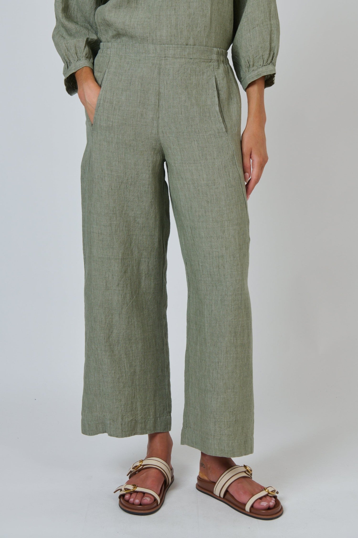 ELSHAM BOUTIQUE GA398 wide-leg linen trousers in artichoke green with front pockets and a flat waistband