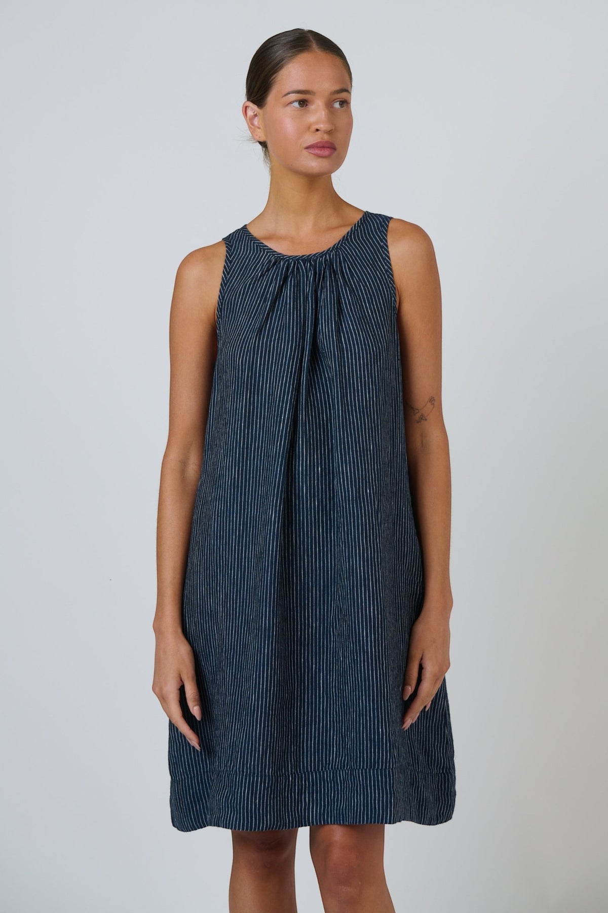 ELSHAM BOUTIQUE GA728 sleeveless navy blue pinstripe linen A-line swing dress with a gathered scoop neckline.
