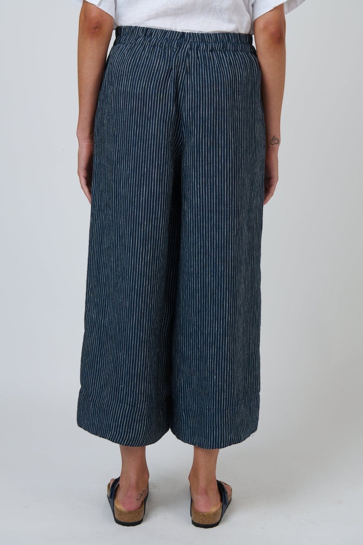 ELSHAM BOUTIQUE navy pinstripe linen wide leg cropped pants with an elasticated waistband, back view.