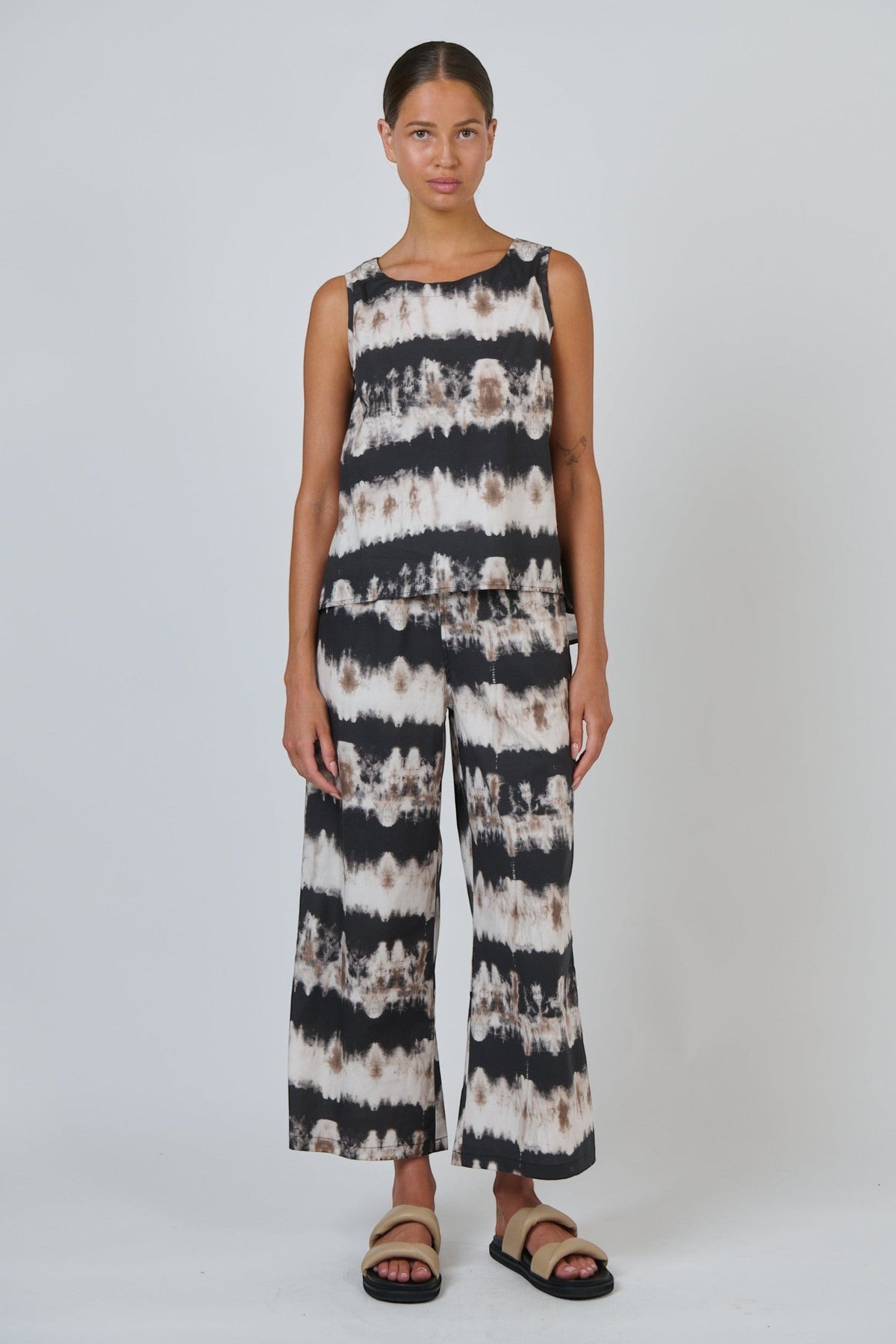 ELSHAM BOUTIQUE sleeveless cotton poplin top with a high-low hem and tie-back detail in a black and white tie-dye print